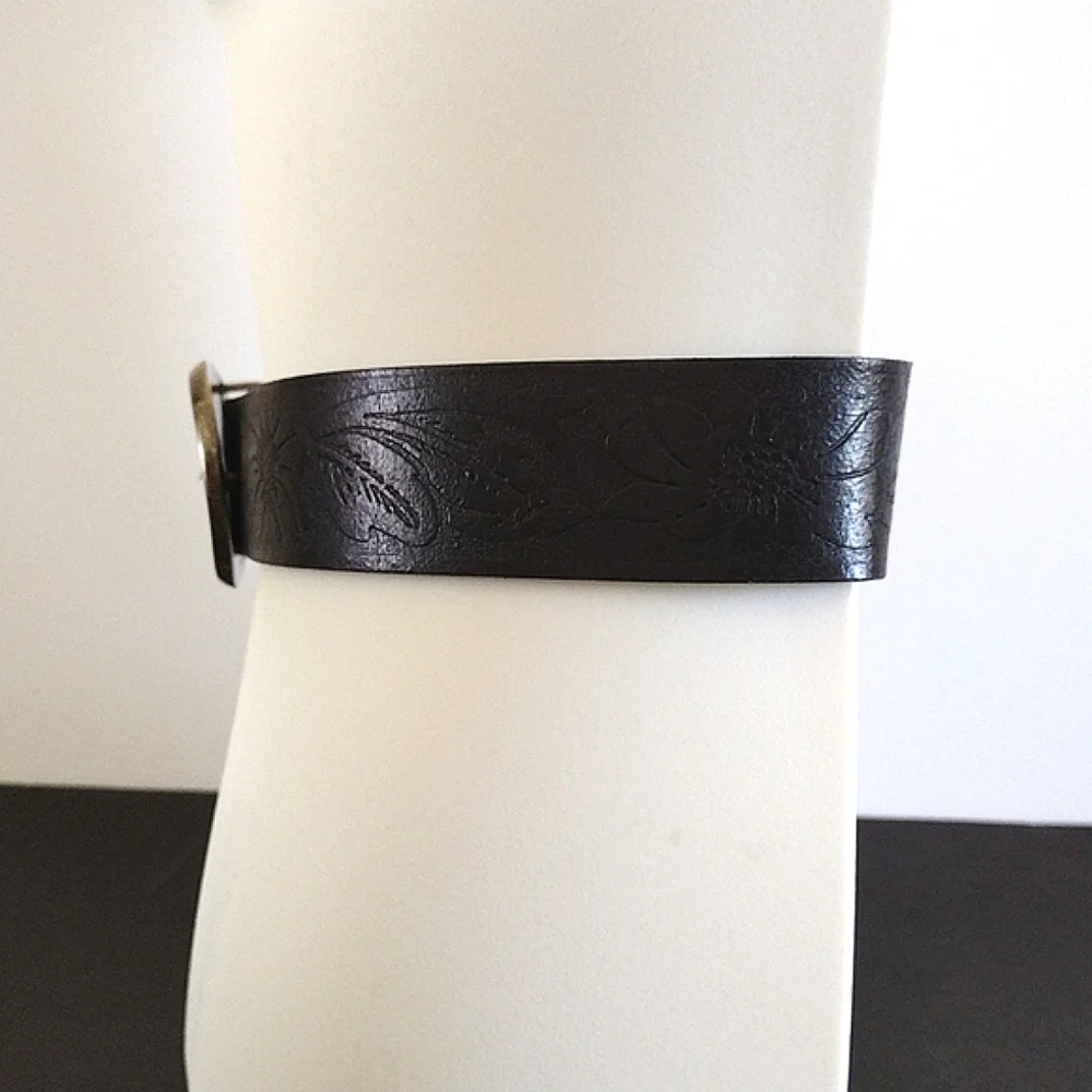 HipWear Black Embossed Italian Leather Belt Silver Glitter Oval Buckle